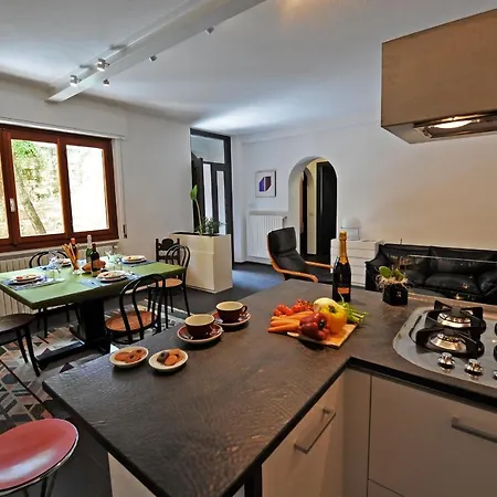 Sleeps 6 アパート *