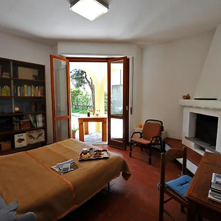 Sleeps 6 アパート